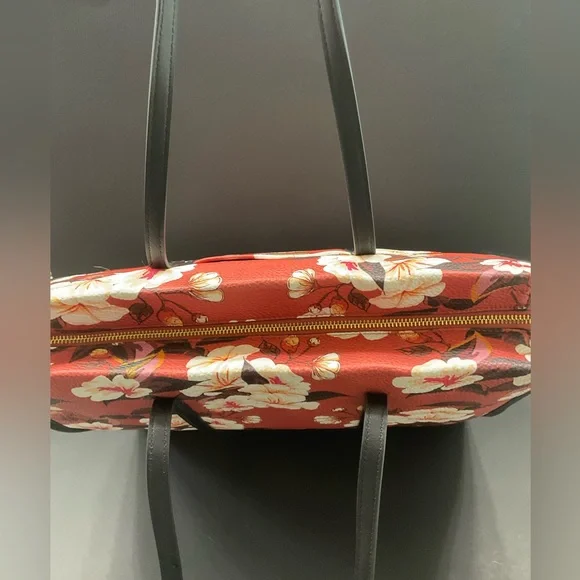 EUC 3 pcs. Steve Madden Red Floral Tote With Matching Crossbody and Zipper Bag - Picture 7 of 15